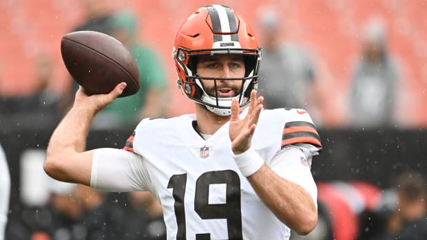 Josh Rosen about to throw a pass for the Browns.